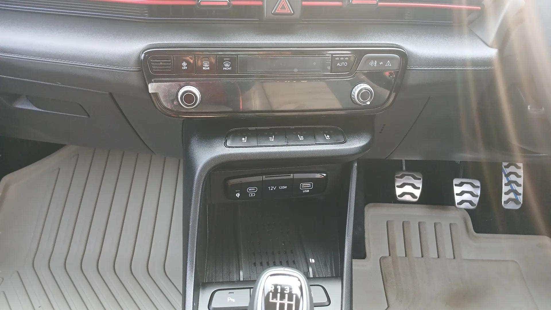 Center console and gear lever view of a Hyundai Verna