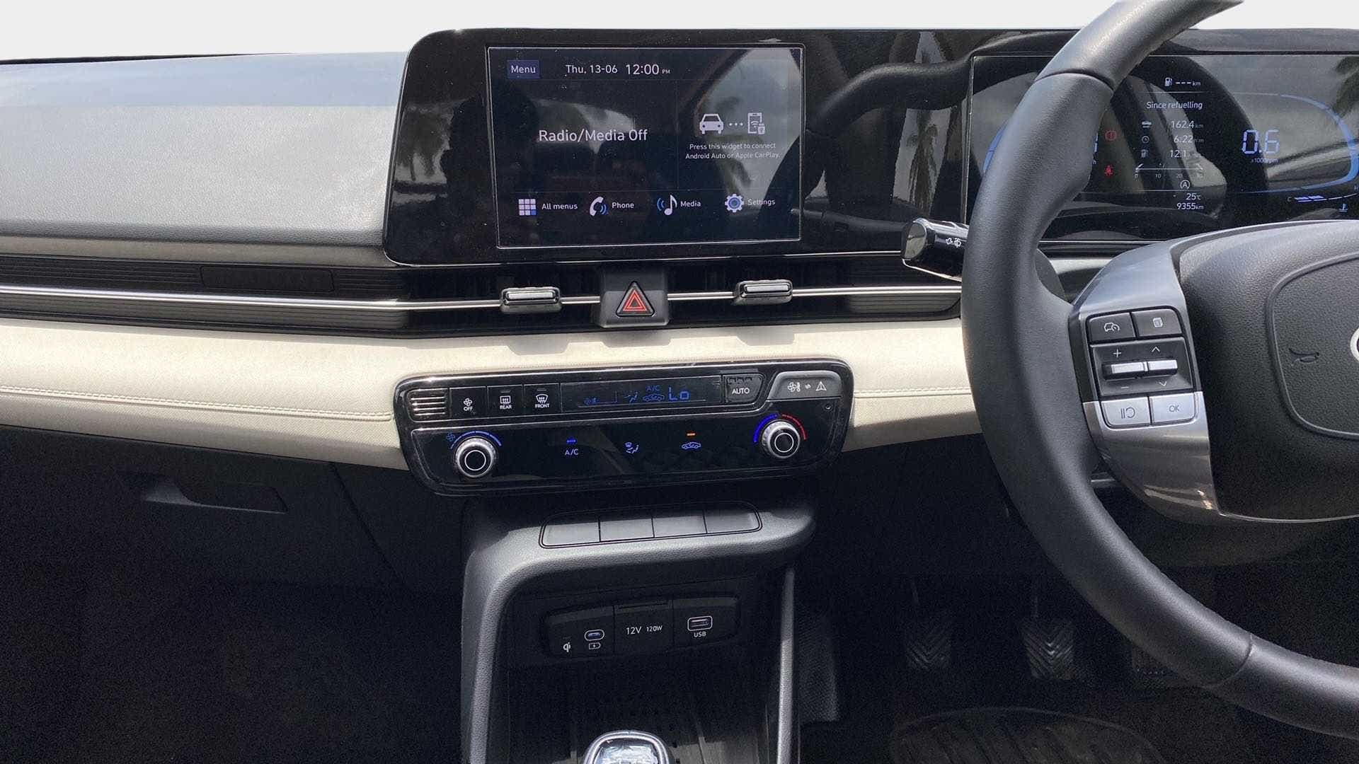 Dashboard and steering wheel of a Hyundai Verna