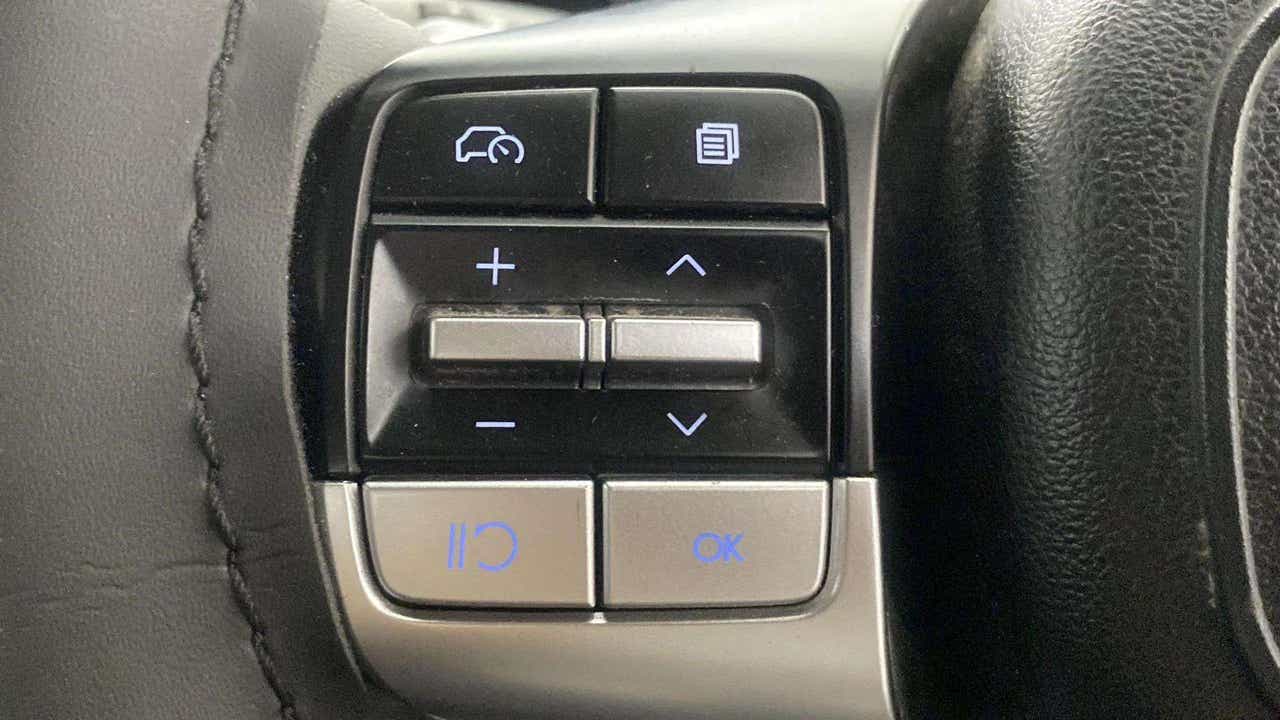 Steering wheel controls of a Hyundai Verna