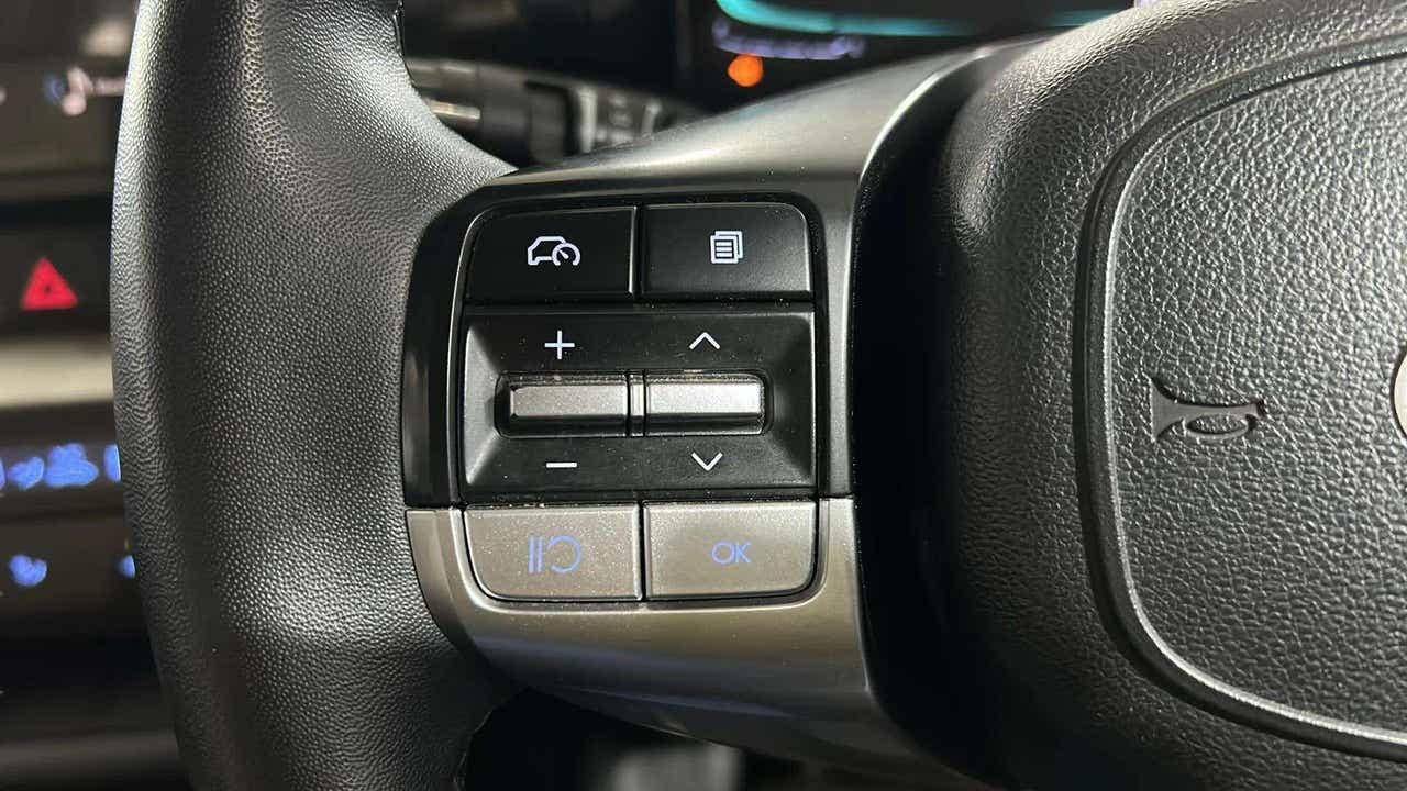 Steering wheel controls of a Hyundai Verna