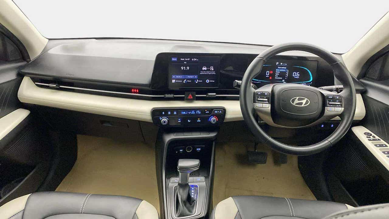 Dashboard and steering wheel of a Hyundai Verna