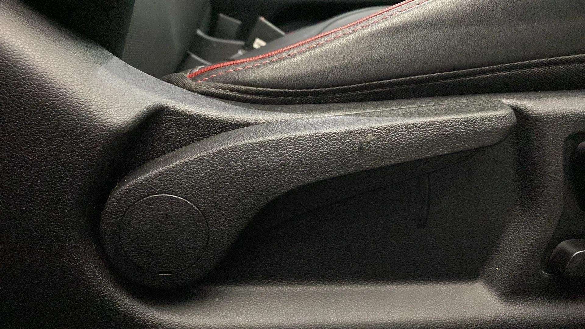 Manual seat height adjuster of a Hyundai Verna