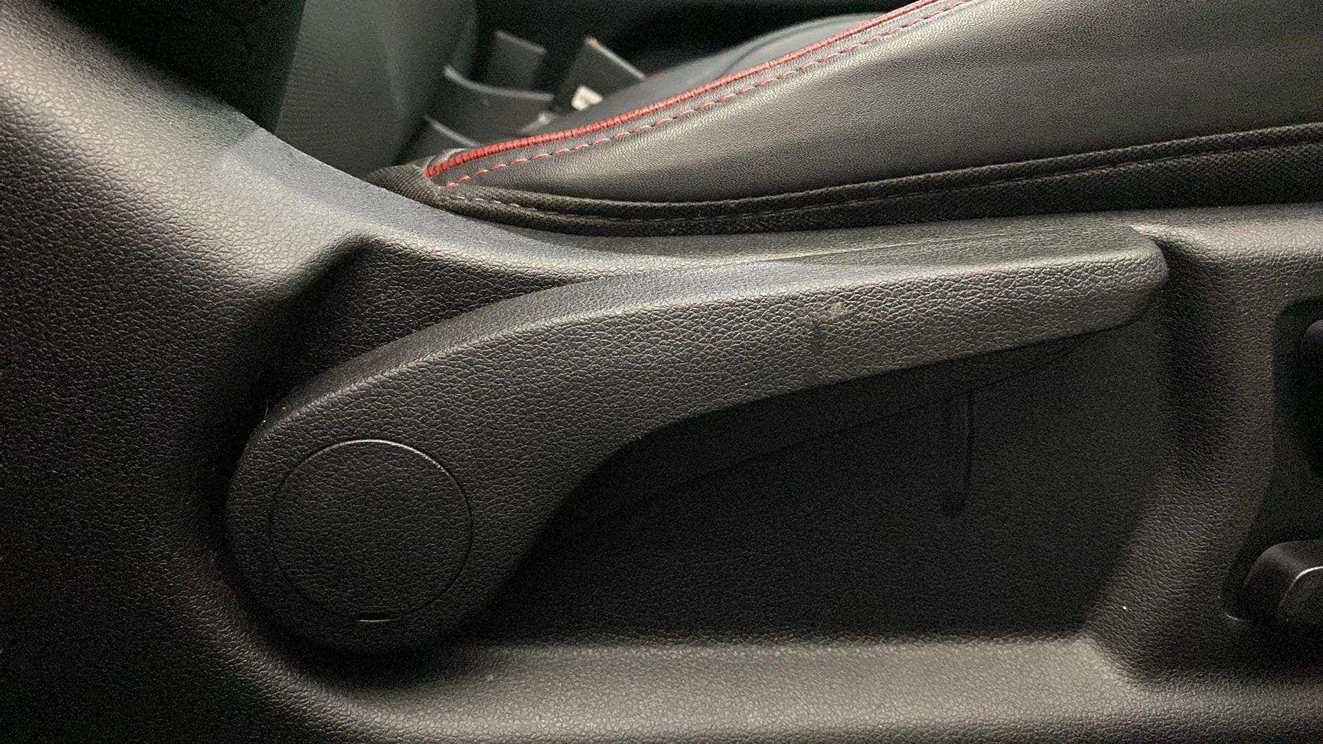 Manual seat height adjuster of a Hyundai Verna