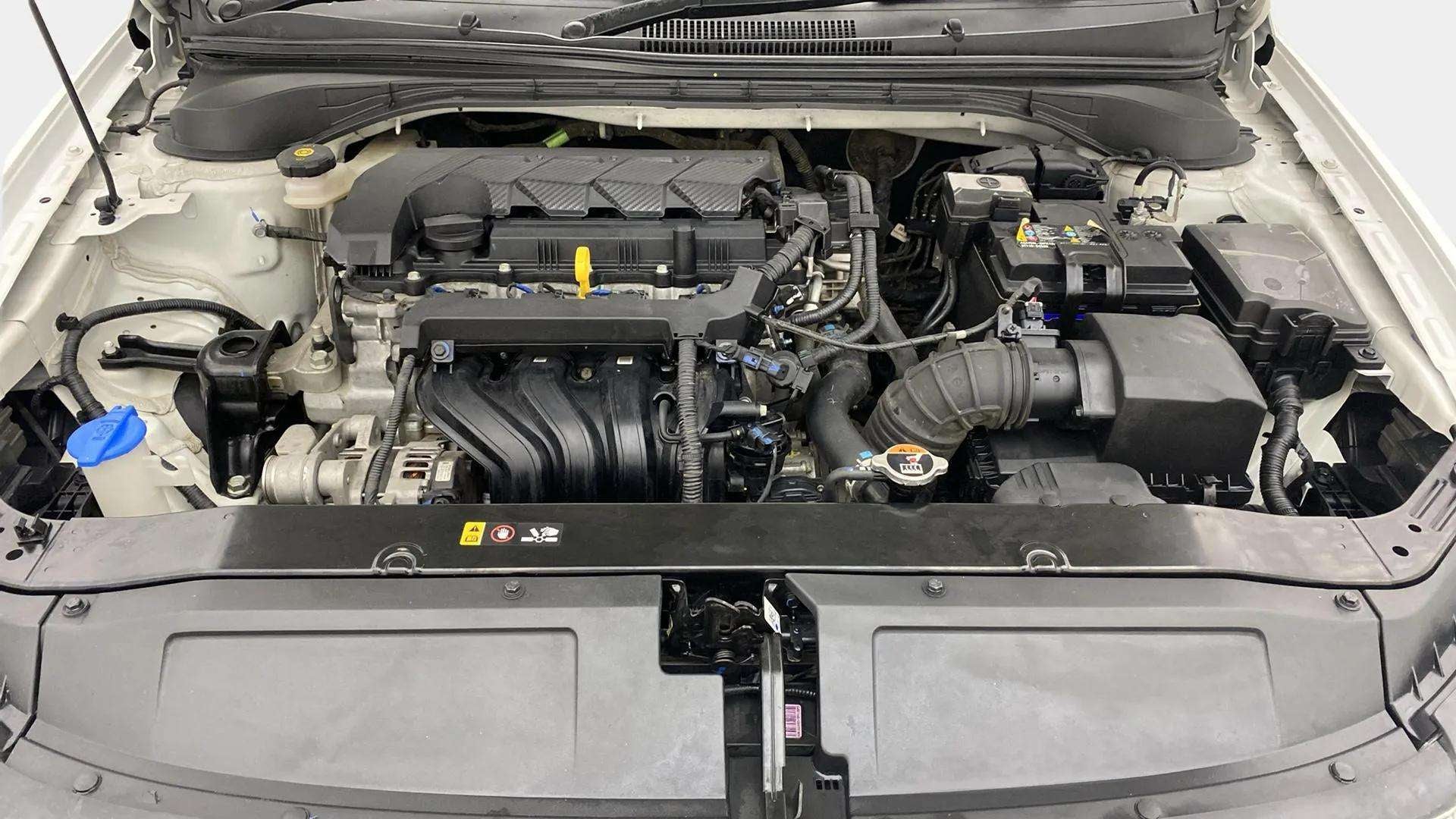 Engine bay of a Hyundai Verna