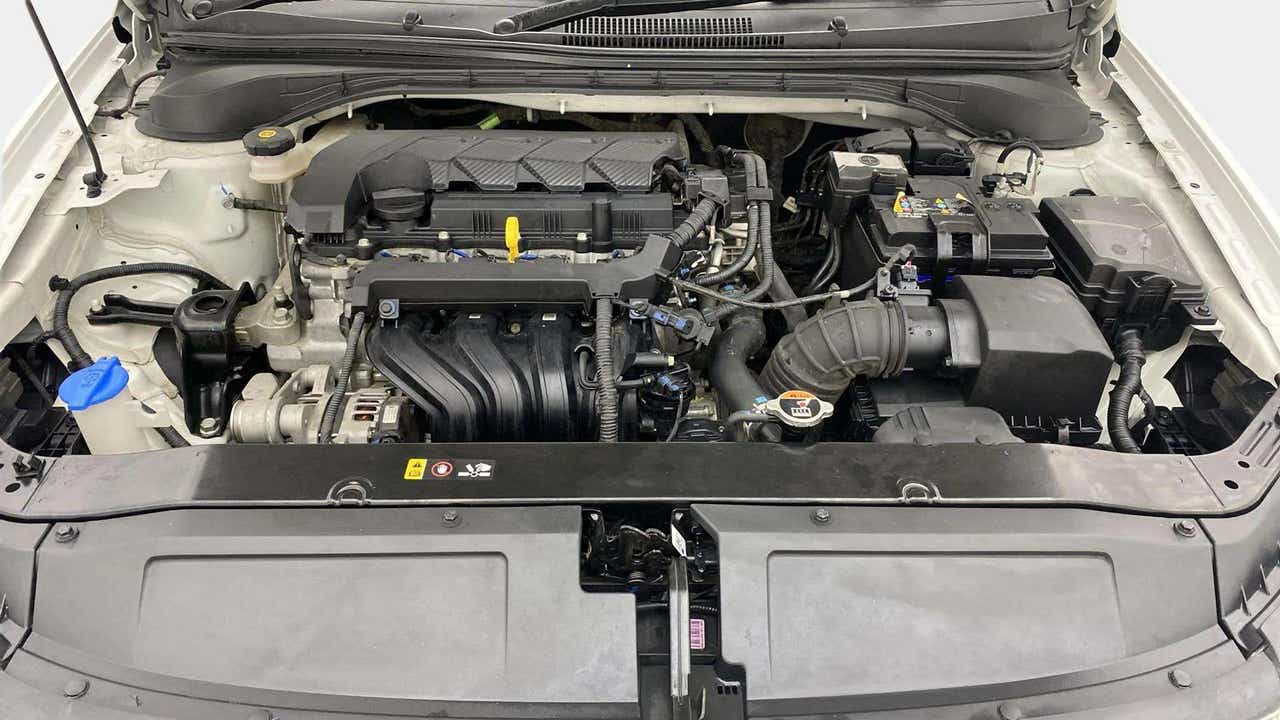 Engine bay of a Hyundai Verna