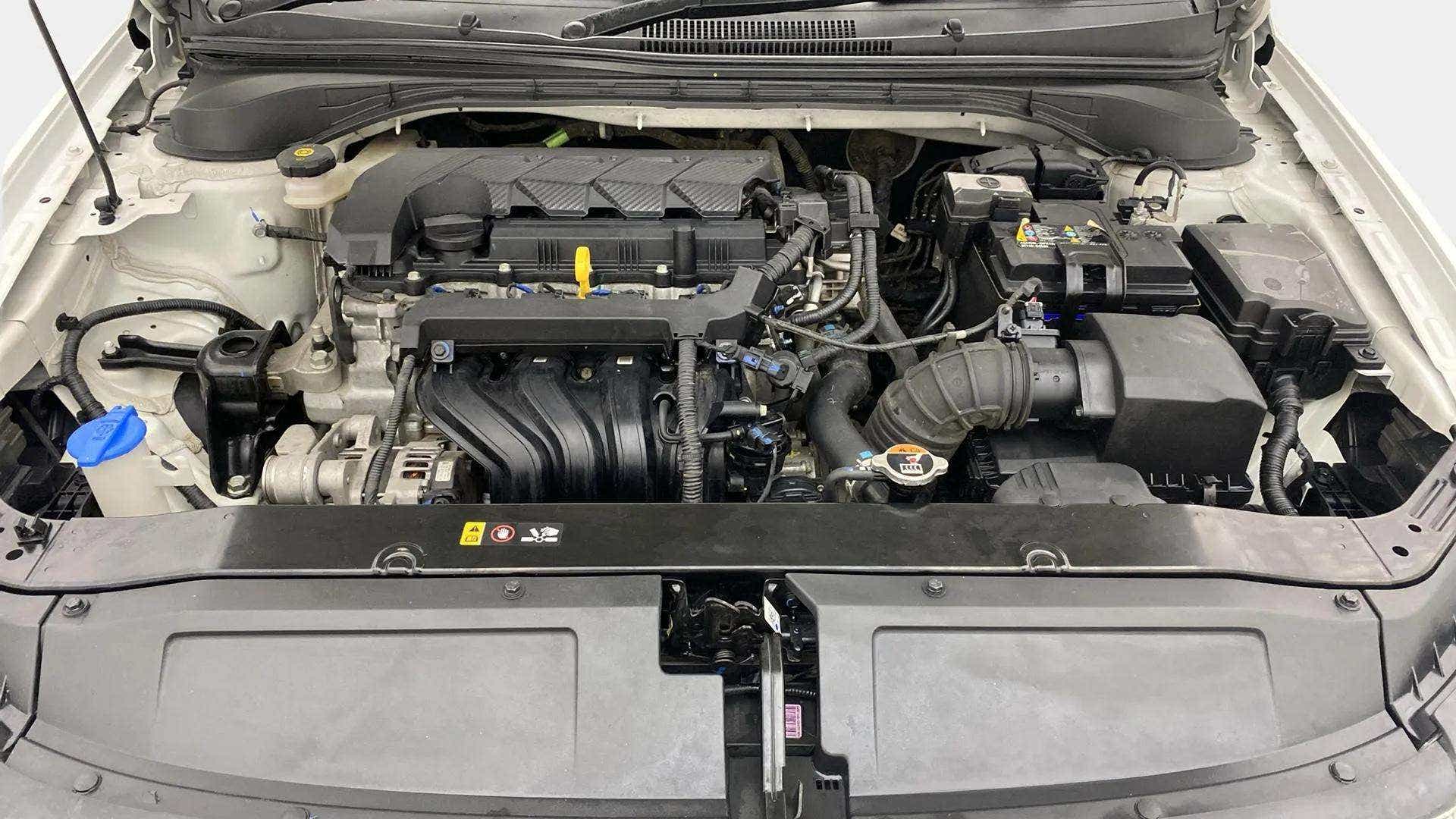 Engine bay of a Hyundai Verna