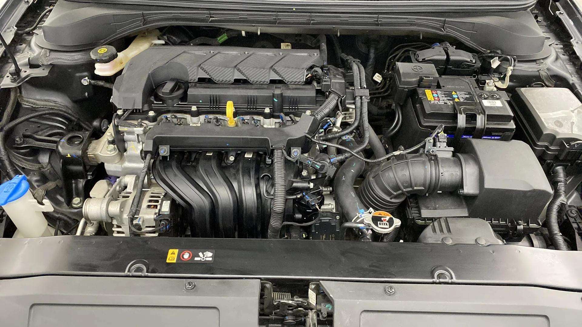 Engine bay of a Hyundai Verna
