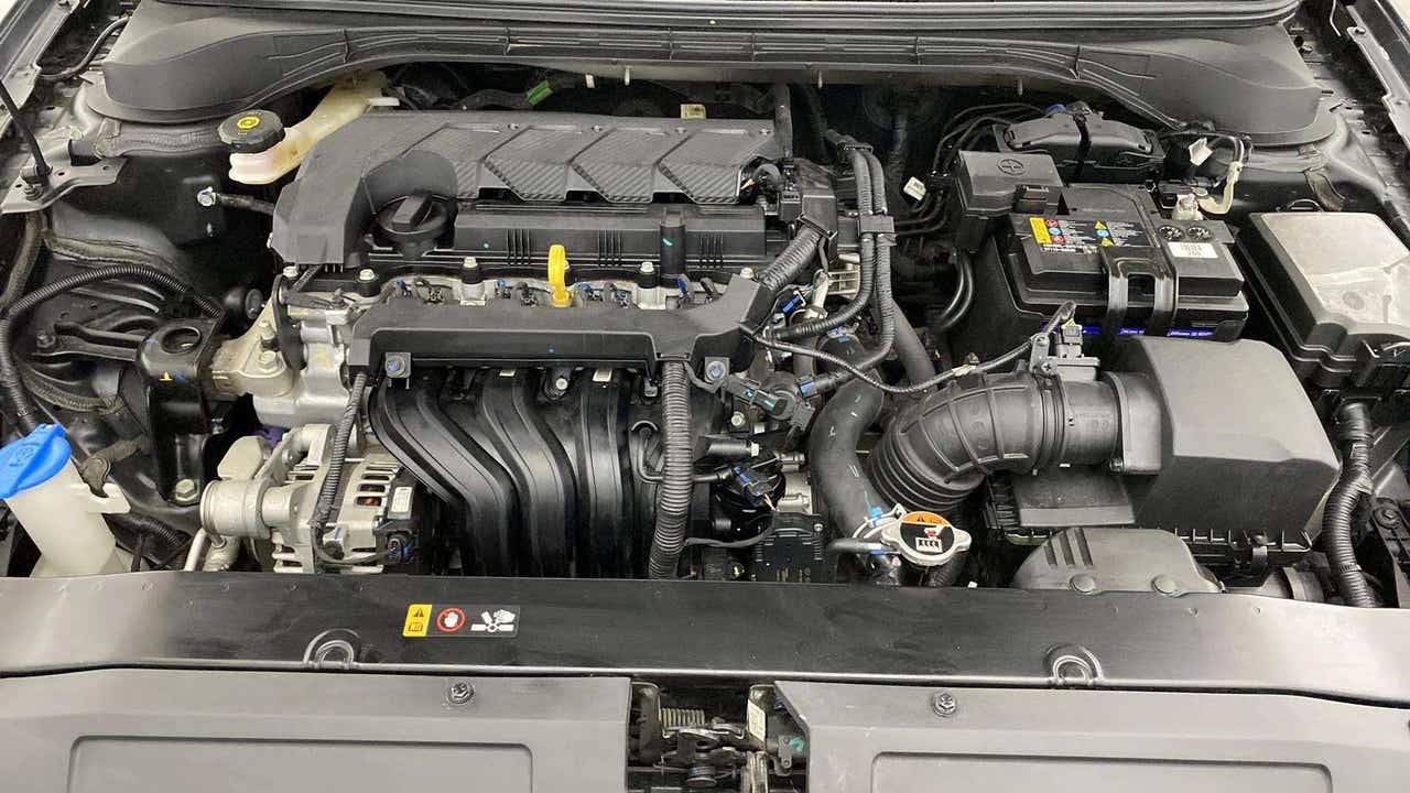 Engine bay of a Hyundai Verna
