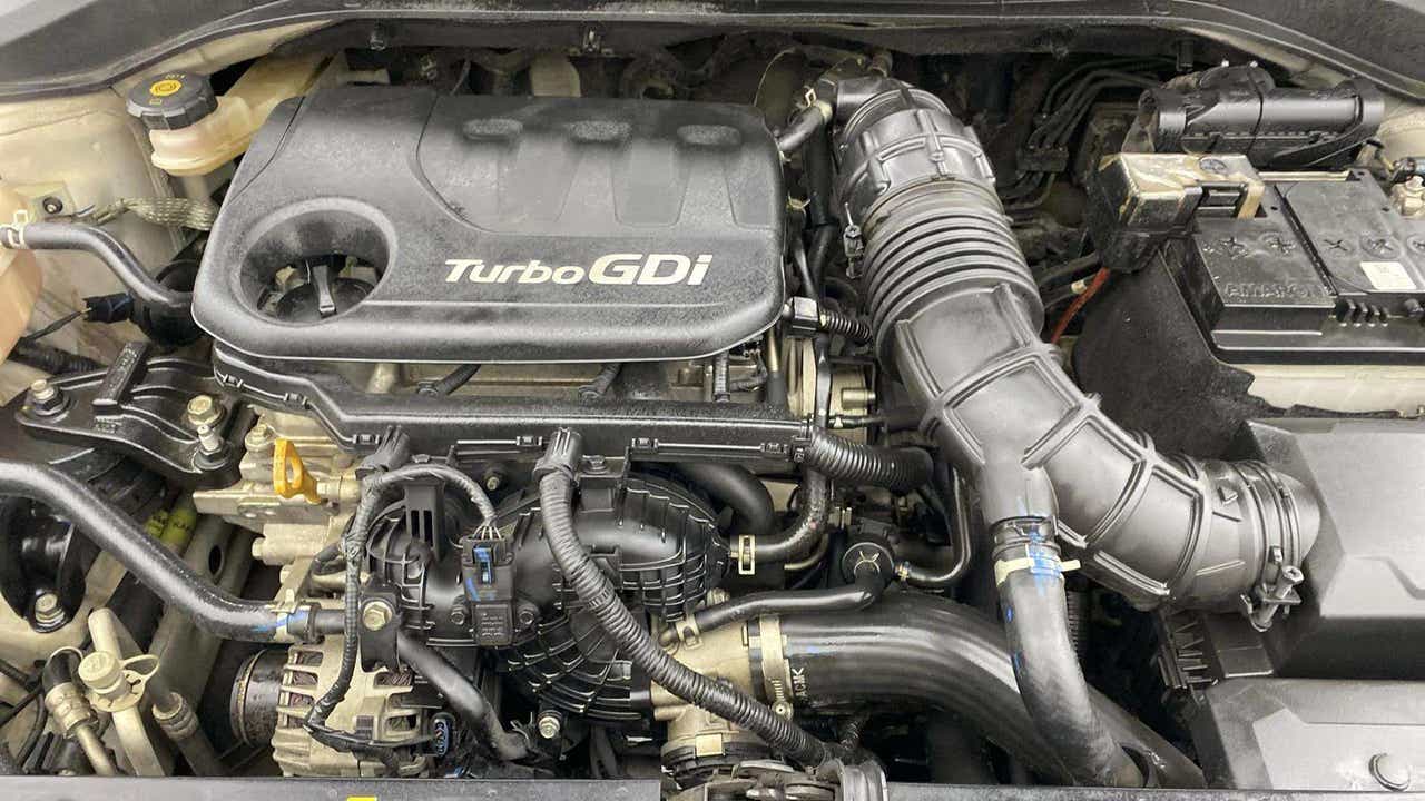 Engine bay of a Hyundai Verna
