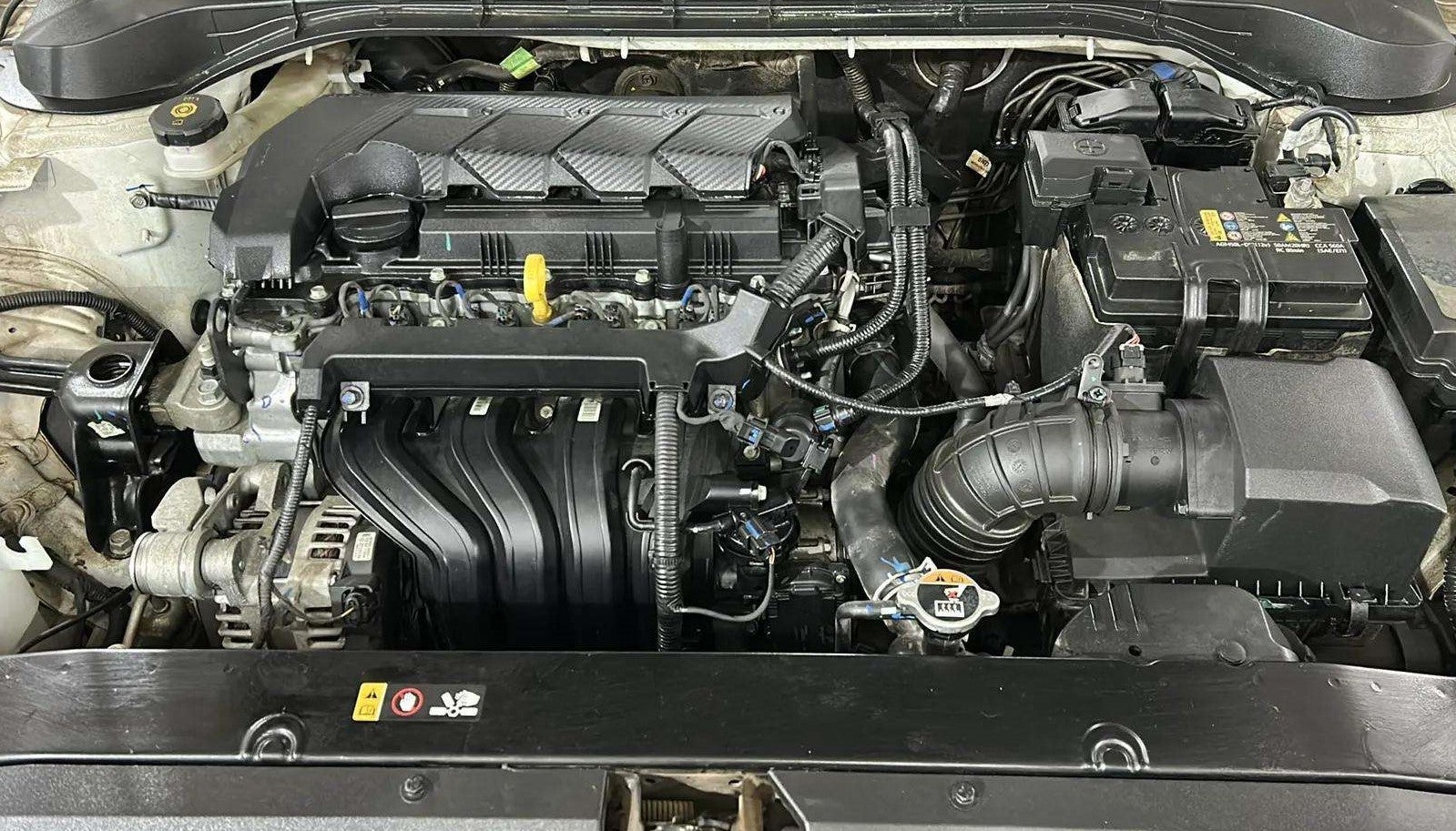 Engine bay of a Hyundai Verna