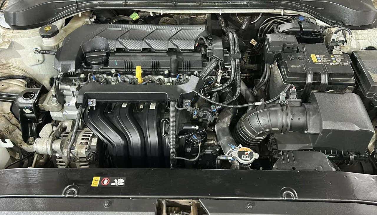 Engine bay of a Hyundai Verna