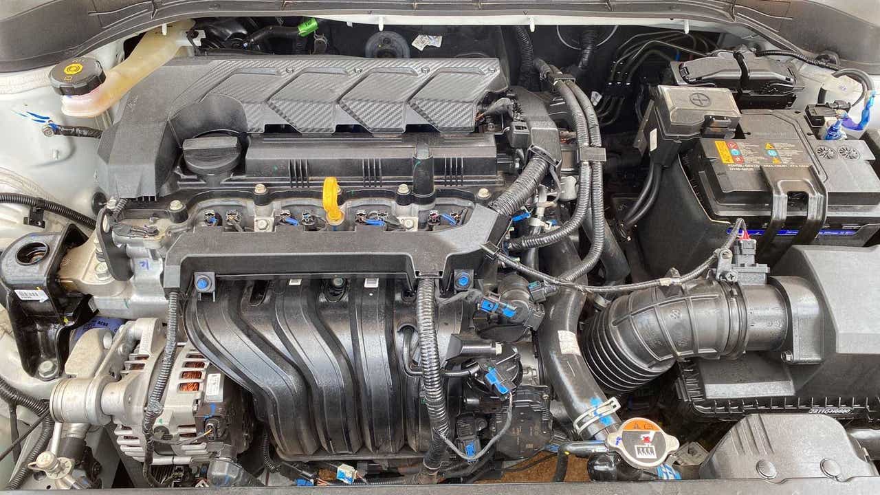 Engine bay of a Hyundai Verna