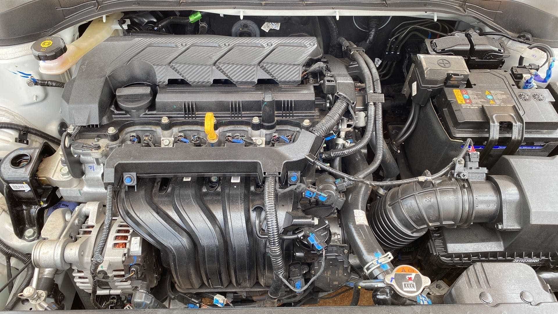 Engine bay of a Hyundai Verna