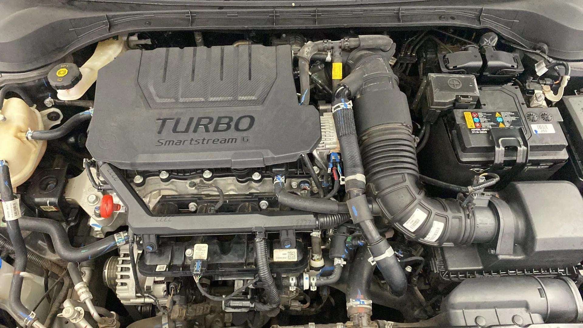 Engine bay of a Hyundai Verna