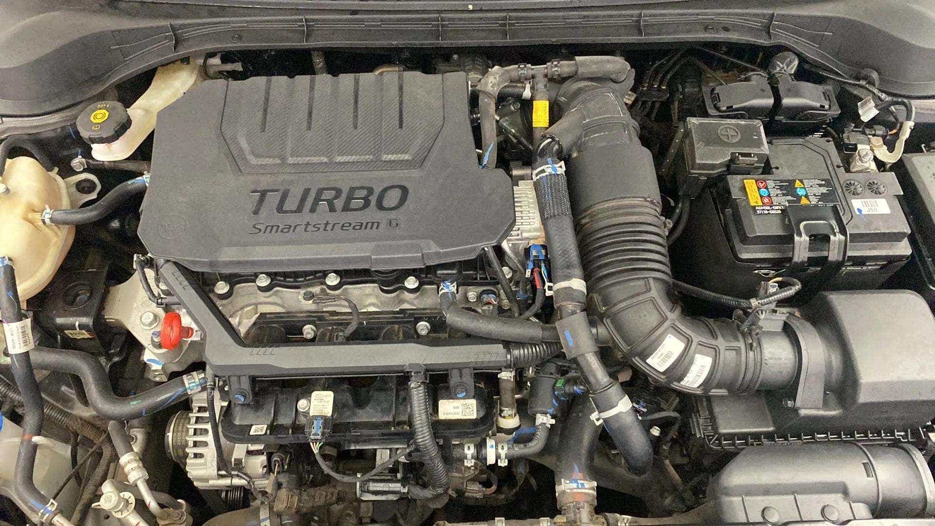 Engine bay of a Hyundai Verna