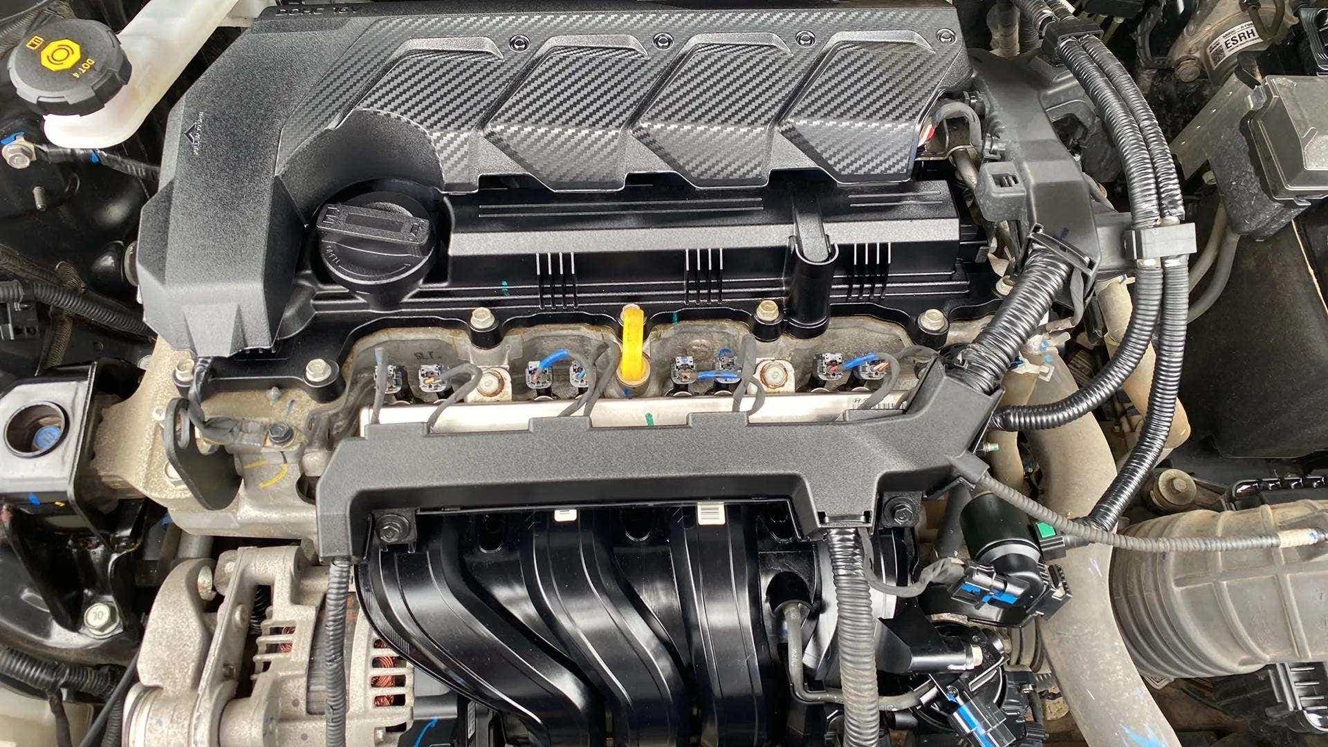Engine bay view of a Hyundai Verna