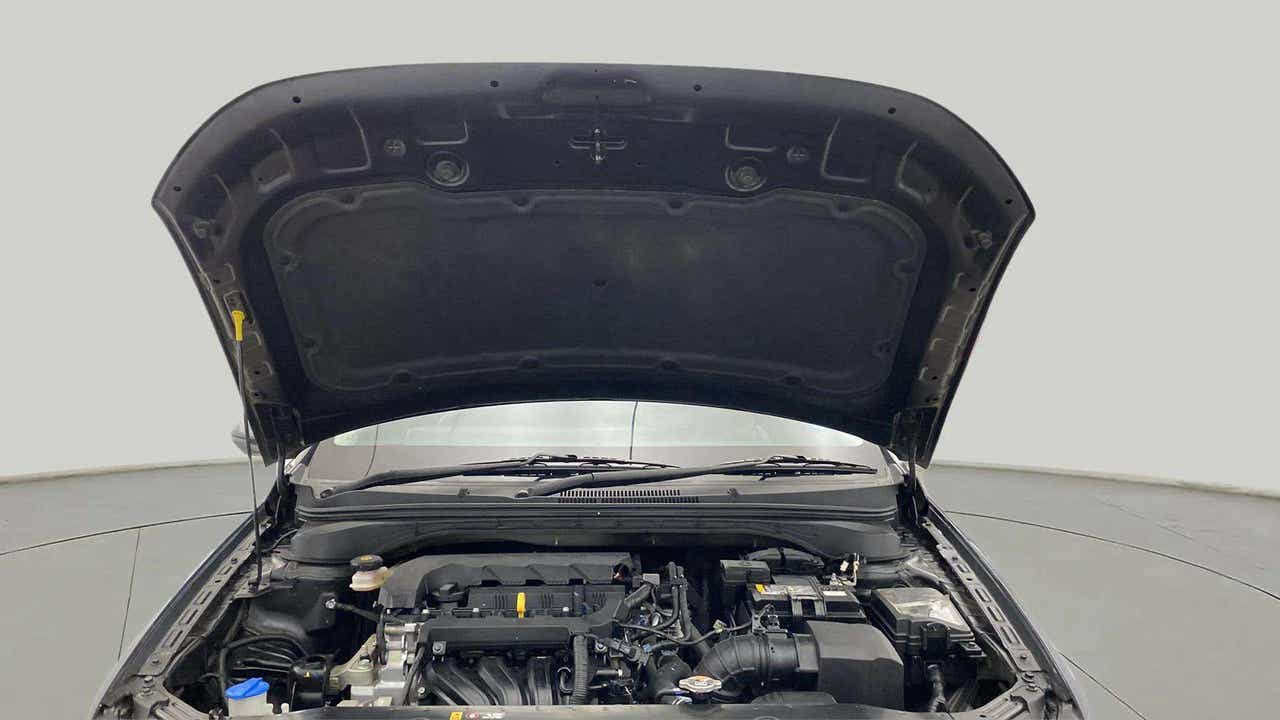 Engine bay of a Hyundai Verna