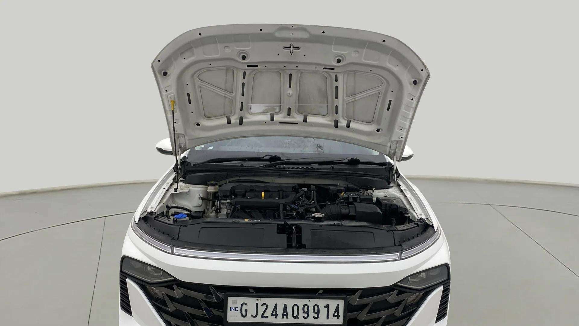 Engine bay view of a Hyundai Verna