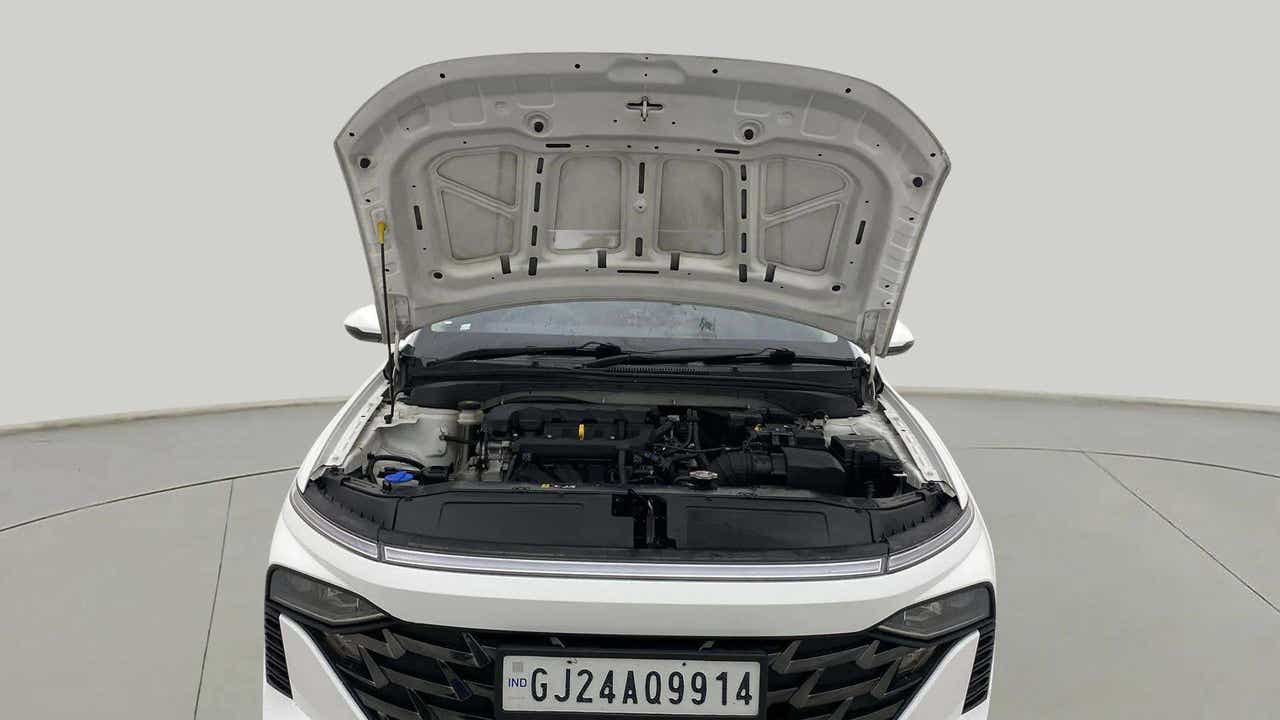 Engine bay view of a Hyundai Verna