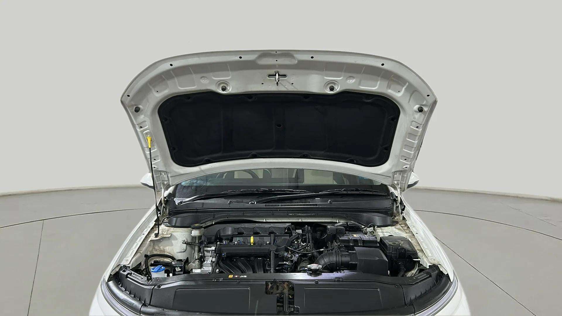 Engine bay view of a Hyundai Verna