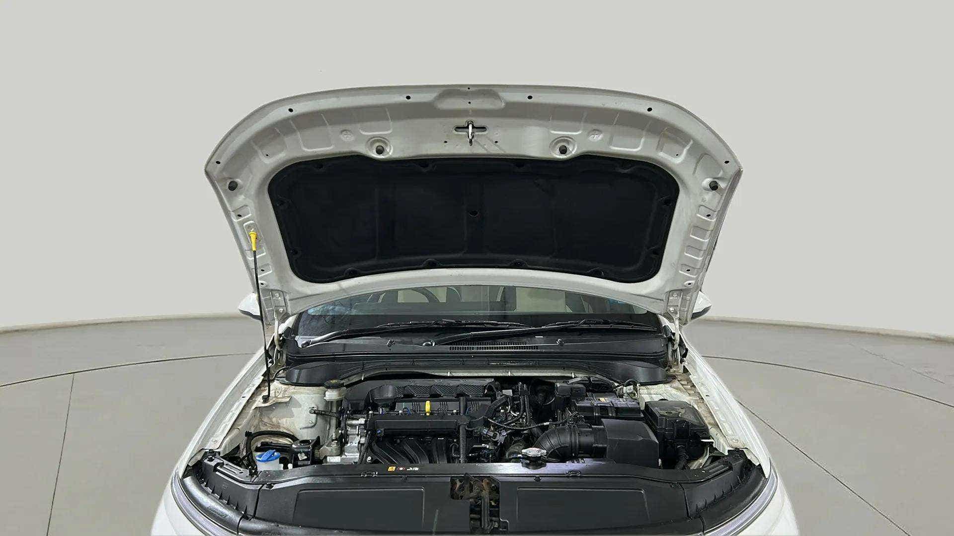 Engine bay view of a Hyundai Verna