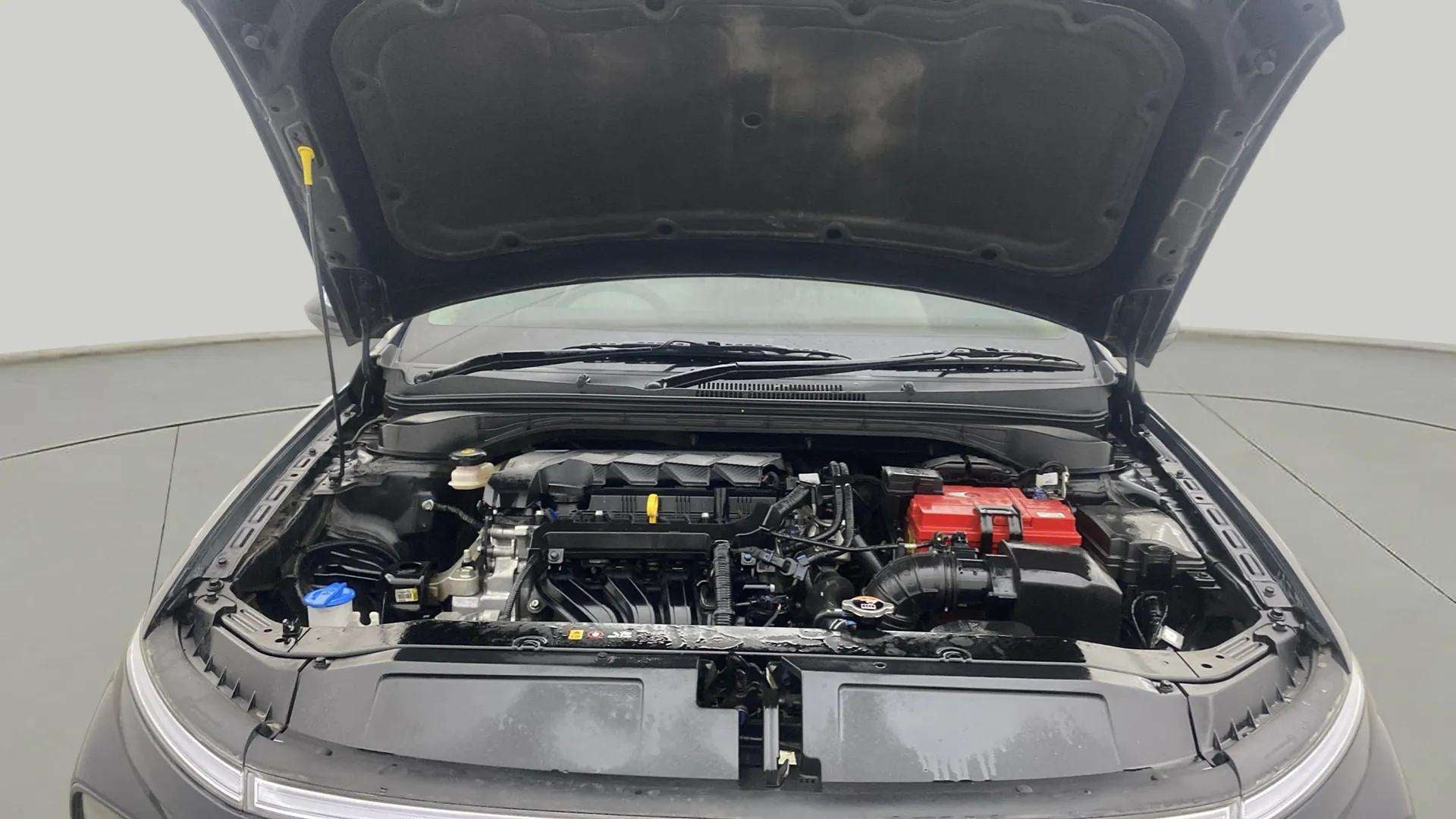 Engine bay of a Hyundai Verna