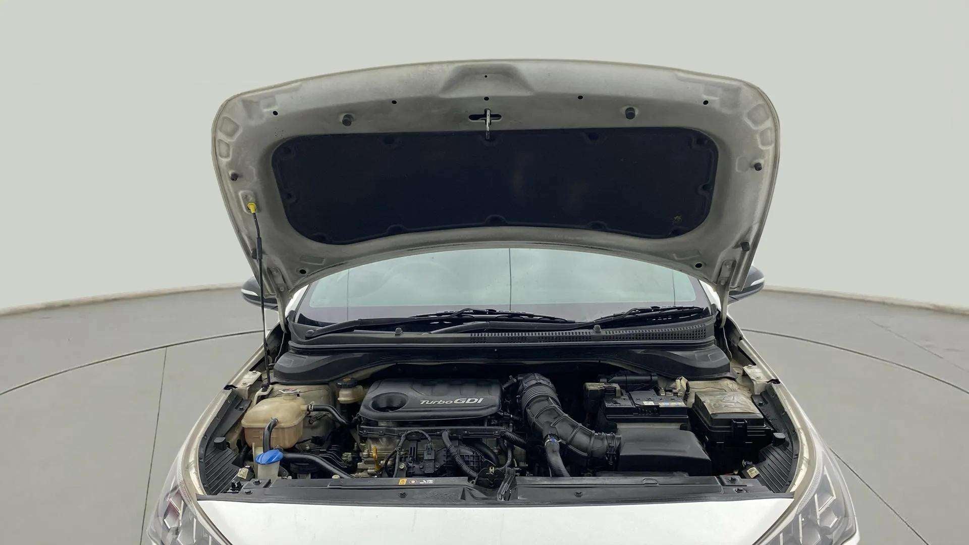 Engine bay of a Hyundai Verna