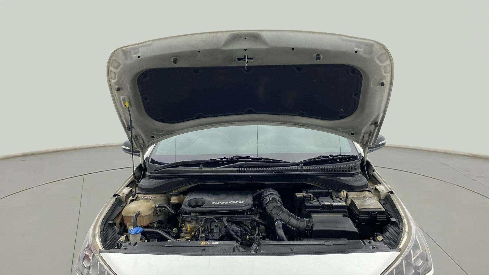 Engine bay of a Hyundai Verna