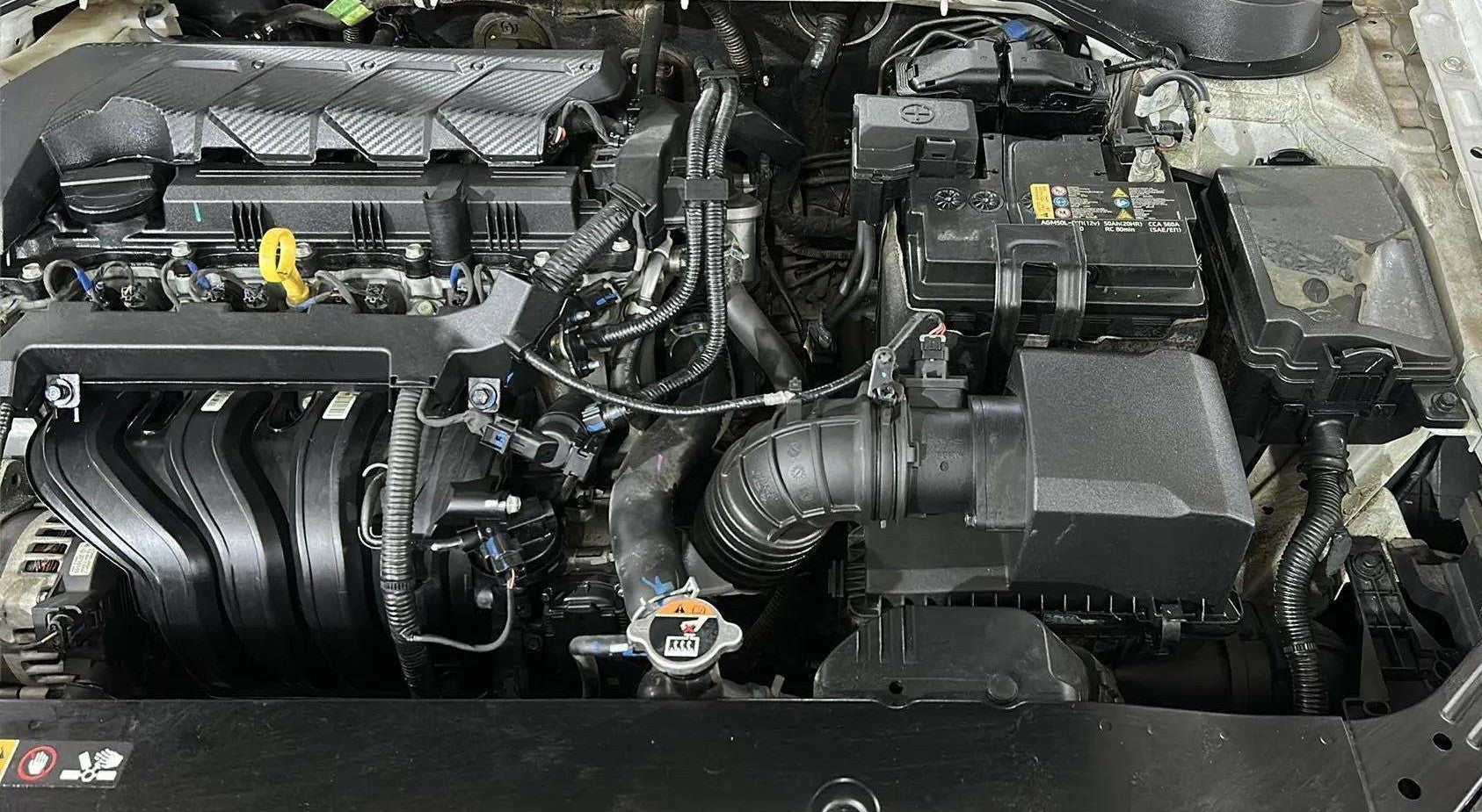 Engine bay of a Hyundai Verna