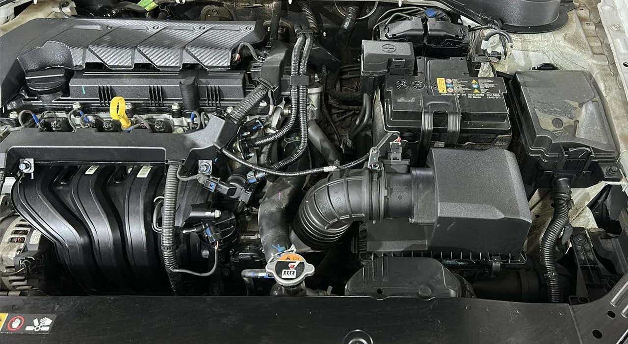 Engine bay of a Hyundai Verna