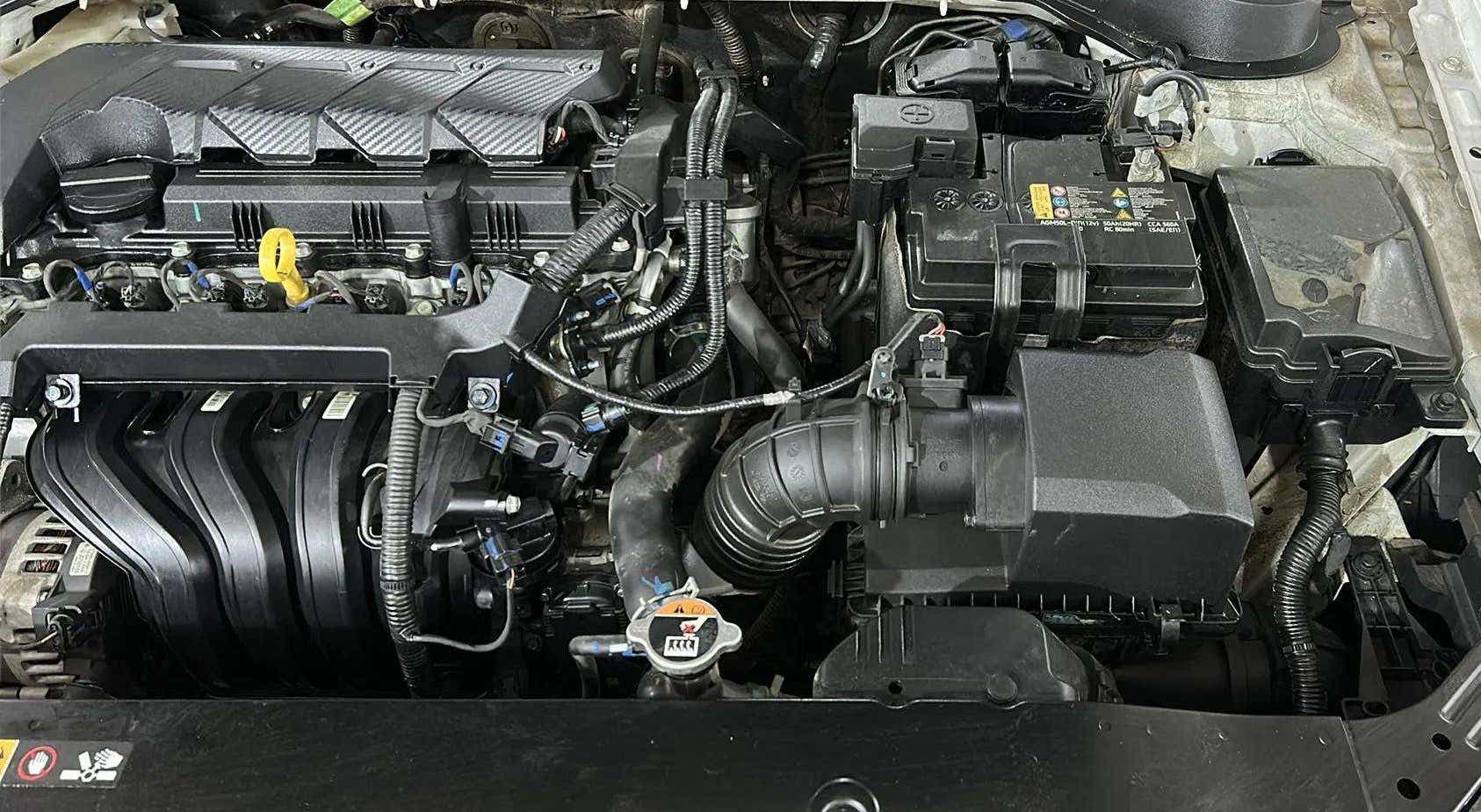 Engine bay of a Hyundai Verna
