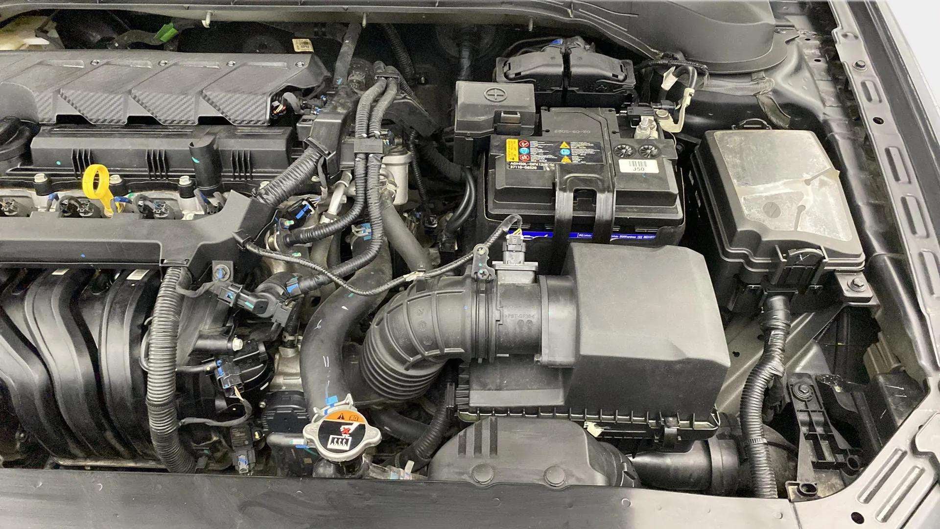 Engine bay of a Hyundai Verna