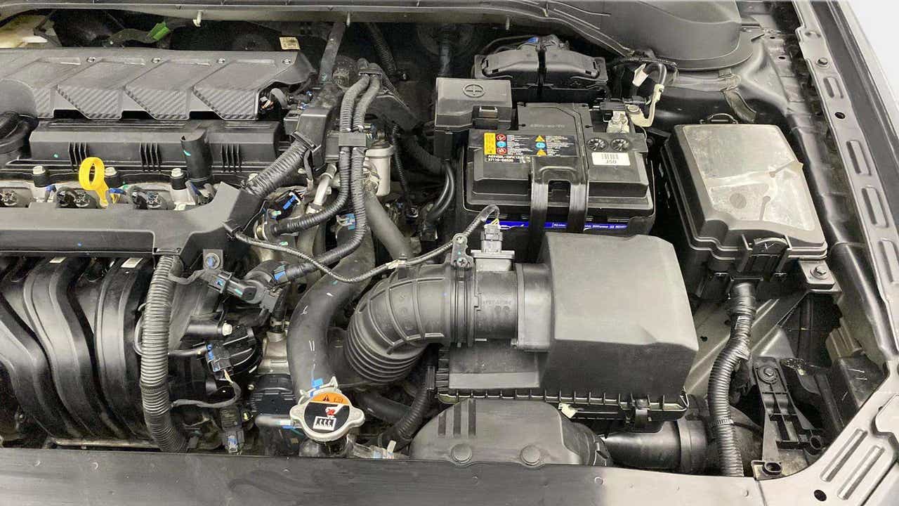 Engine bay of a Hyundai Verna