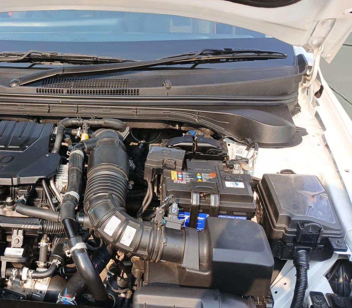 Engine bay of a Hyundai Verna