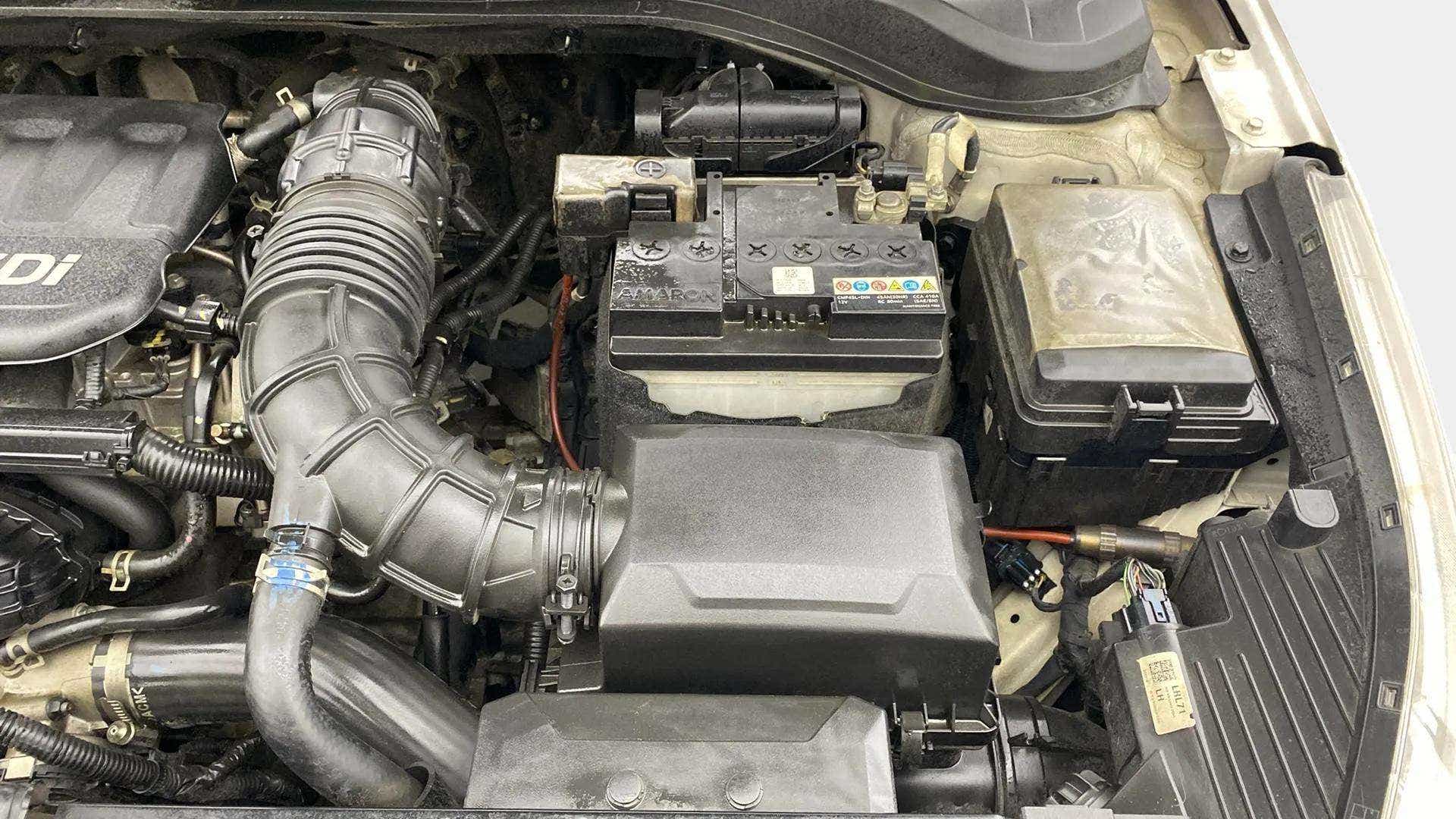 Engine bay view of a Hyundai Verna