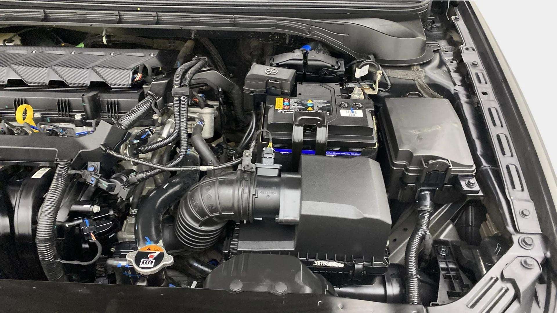 Engine bay of a Hyundai Verna