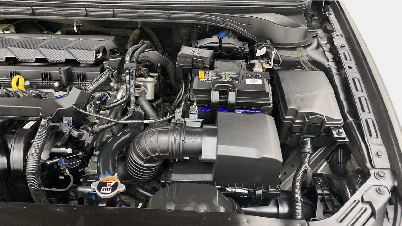 Engine bay of a Hyundai Verna