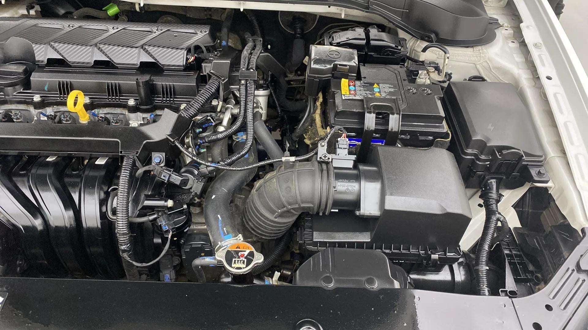 Engine bay of a Hyundai Verna