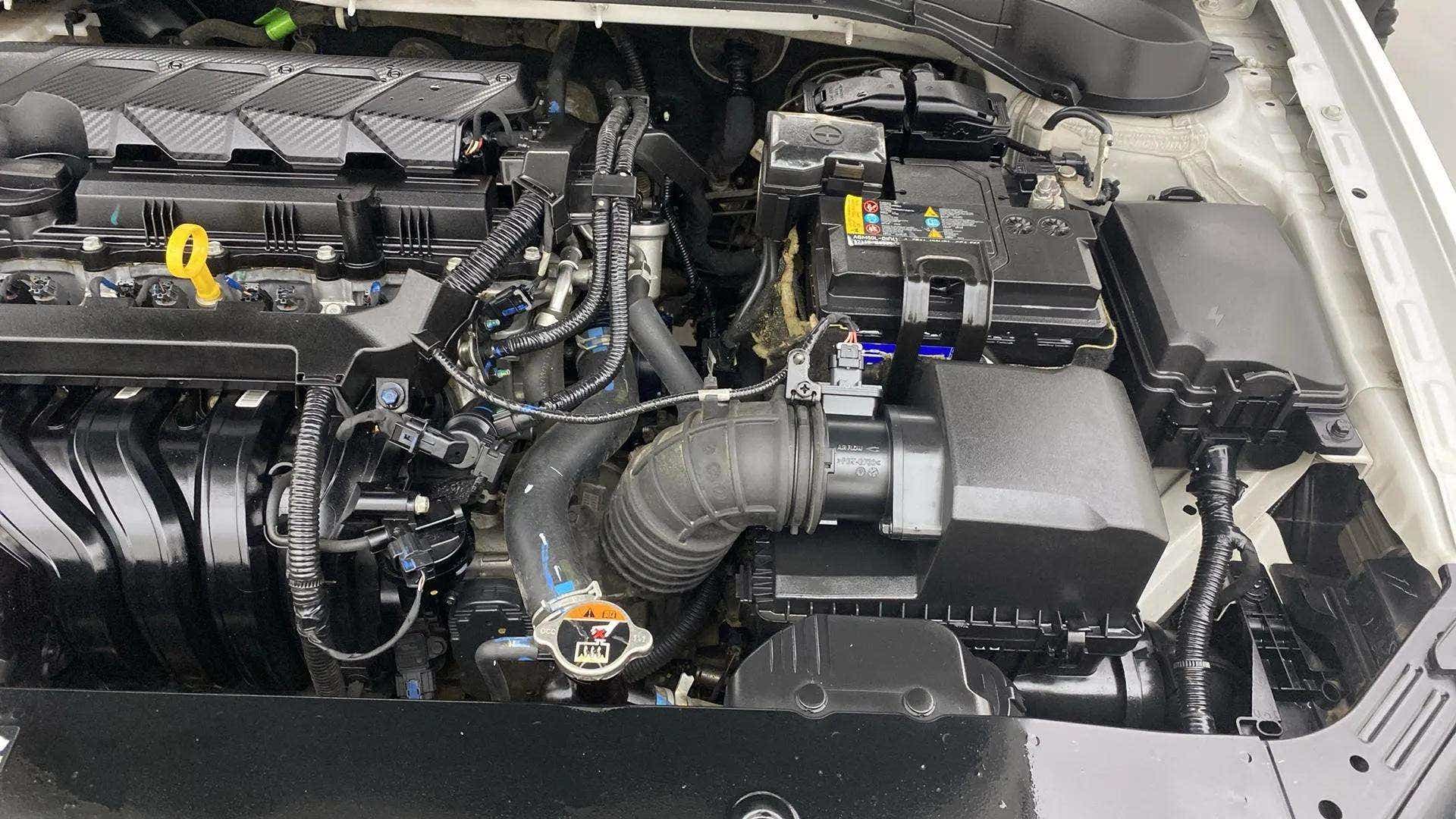 Engine bay of a Hyundai Verna