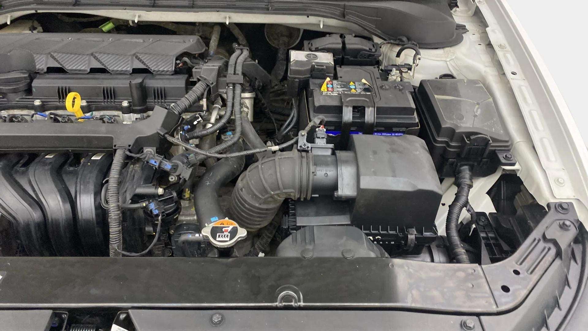Engine bay of a Hyundai Verna