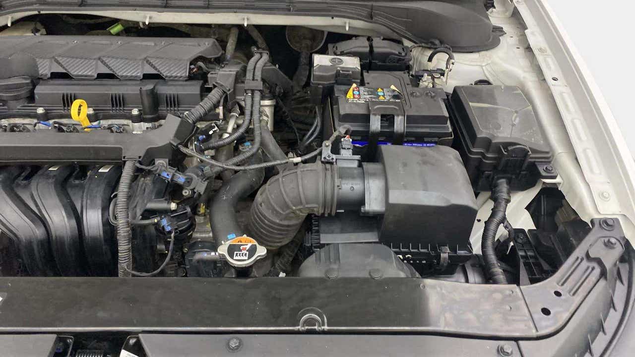 Engine bay of a Hyundai Verna