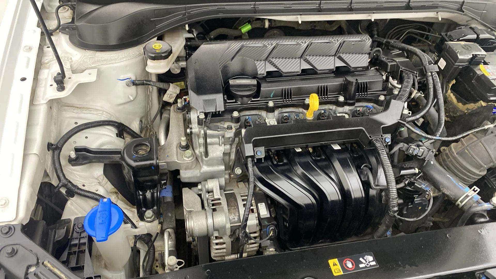Engine bay of a Hyundai Verna