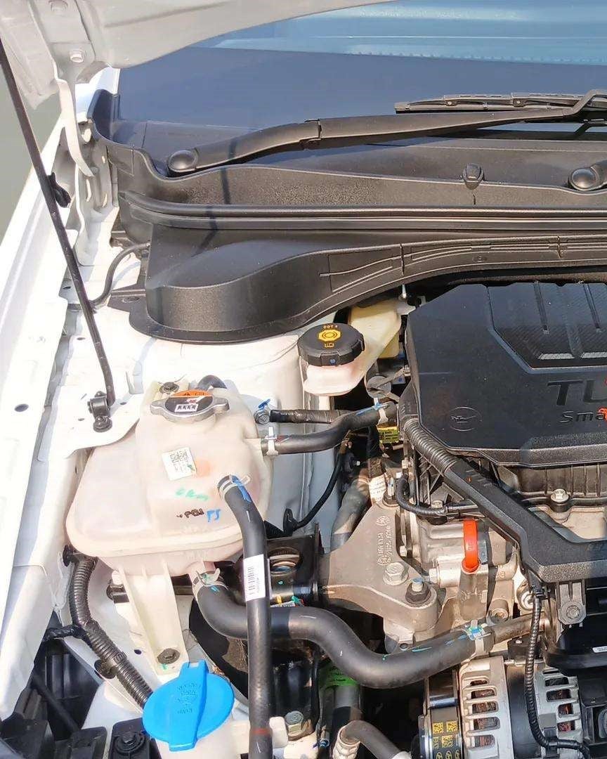 Engine bay view of a Hyundai Verna