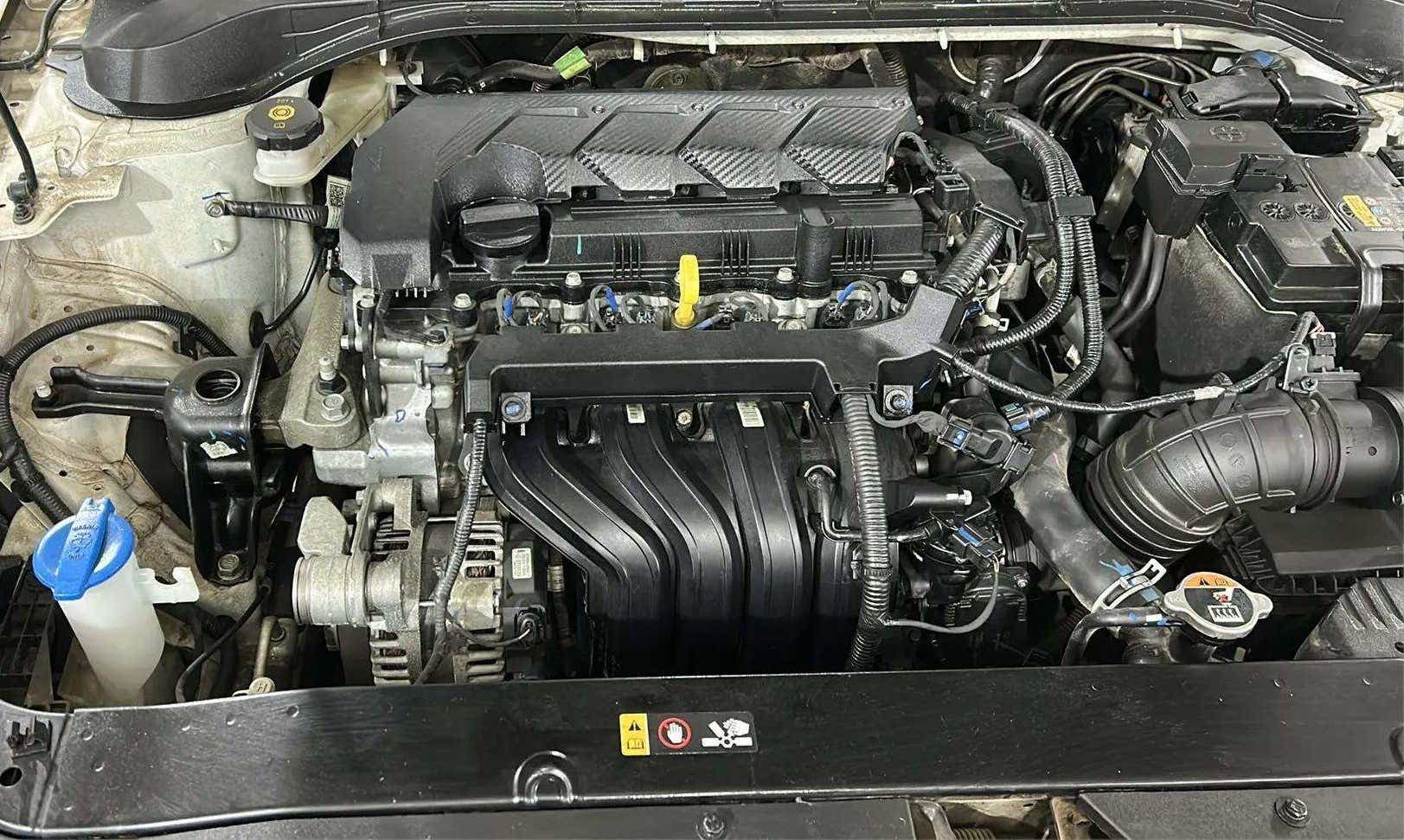 Engine bay of a Hyundai Verna