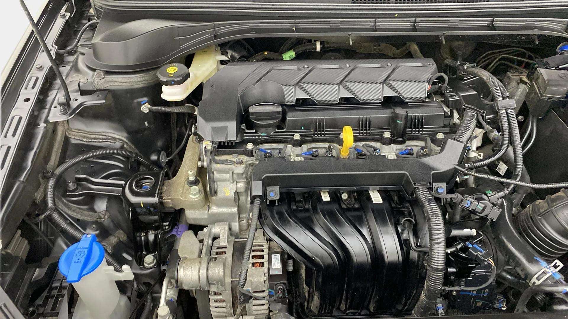 Engine bay of a Hyundai Verna