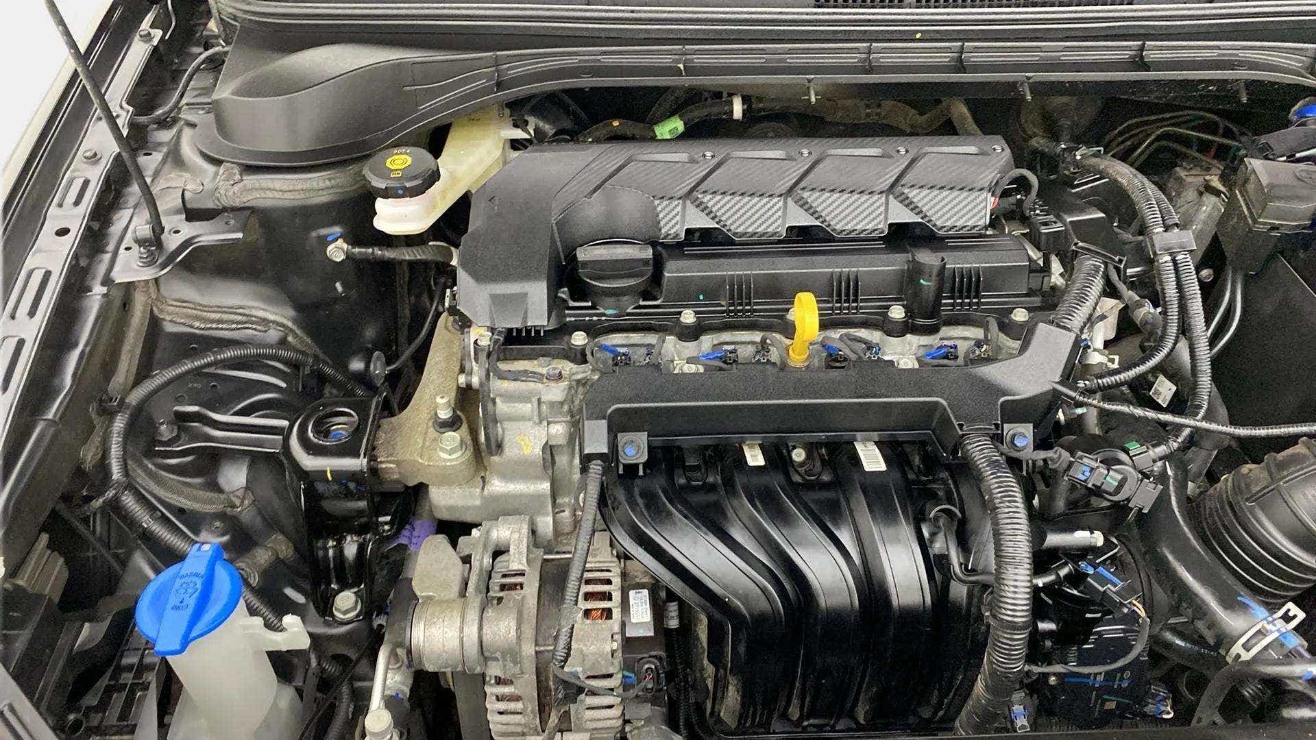 Engine bay of a Hyundai Verna
