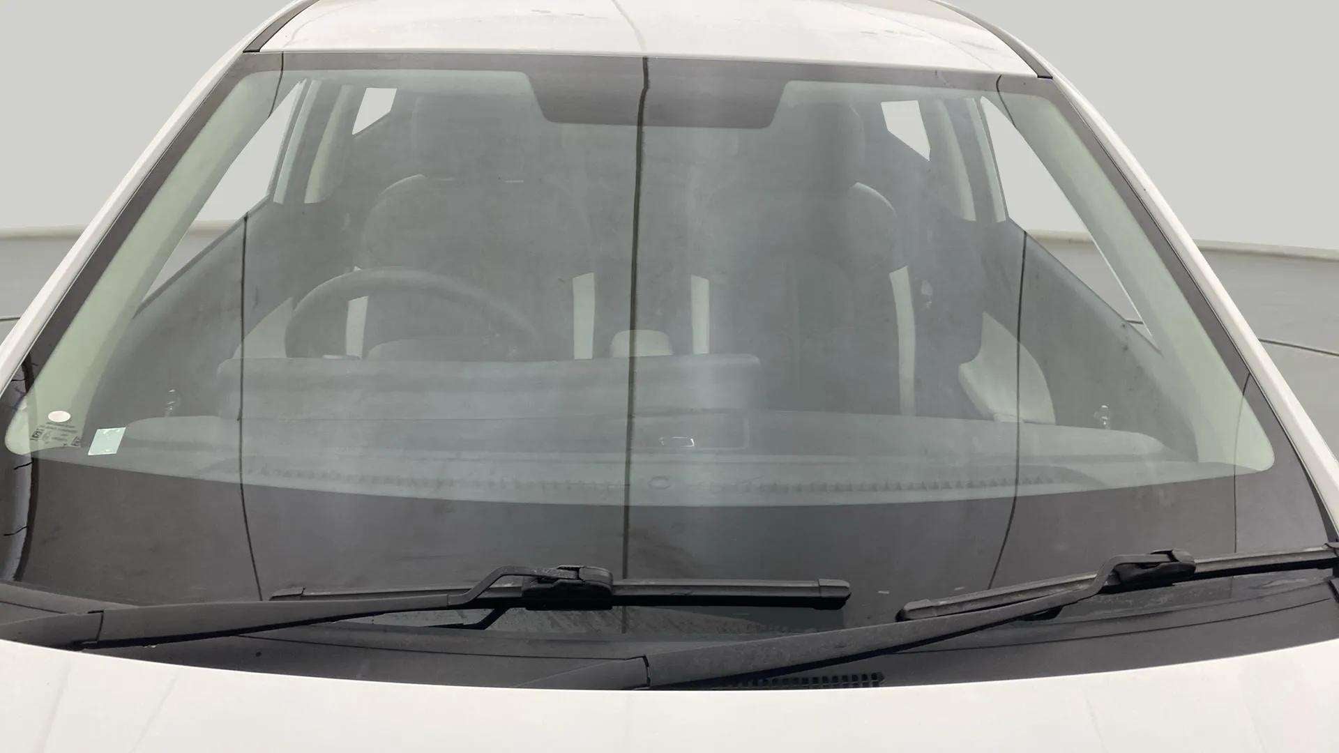 Front windshield and wipers of a Hyundai Verna