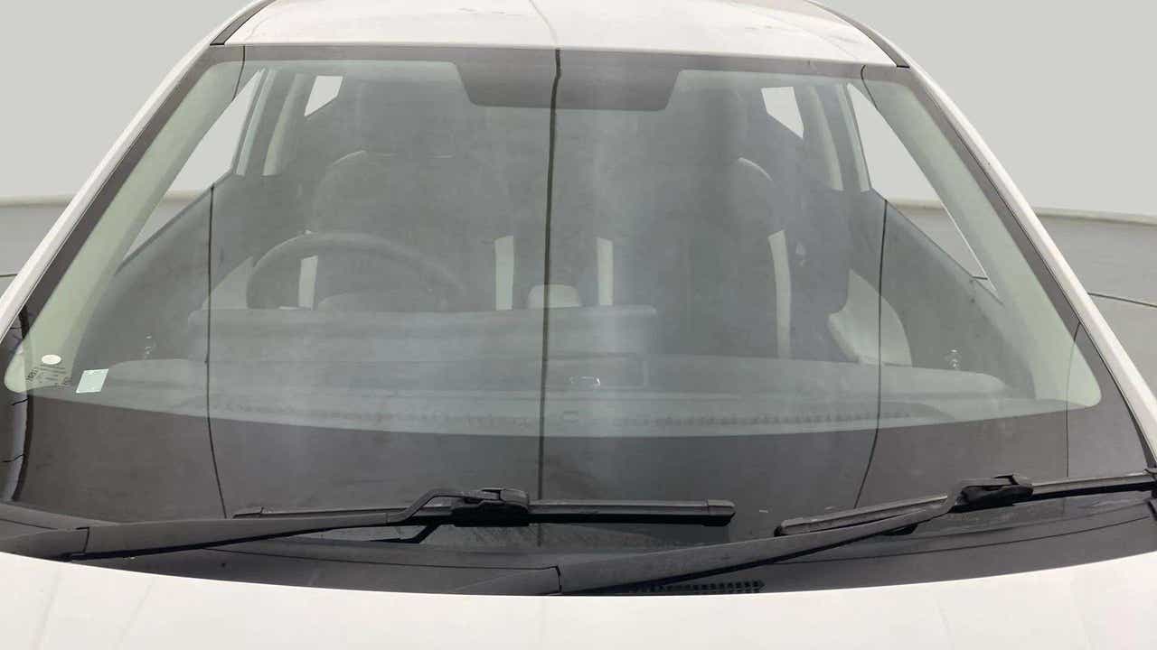 Front windshield and wipers of a Hyundai Verna