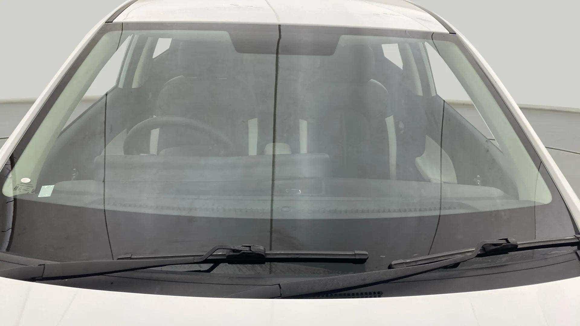 Front windshield and wipers of a Hyundai Verna