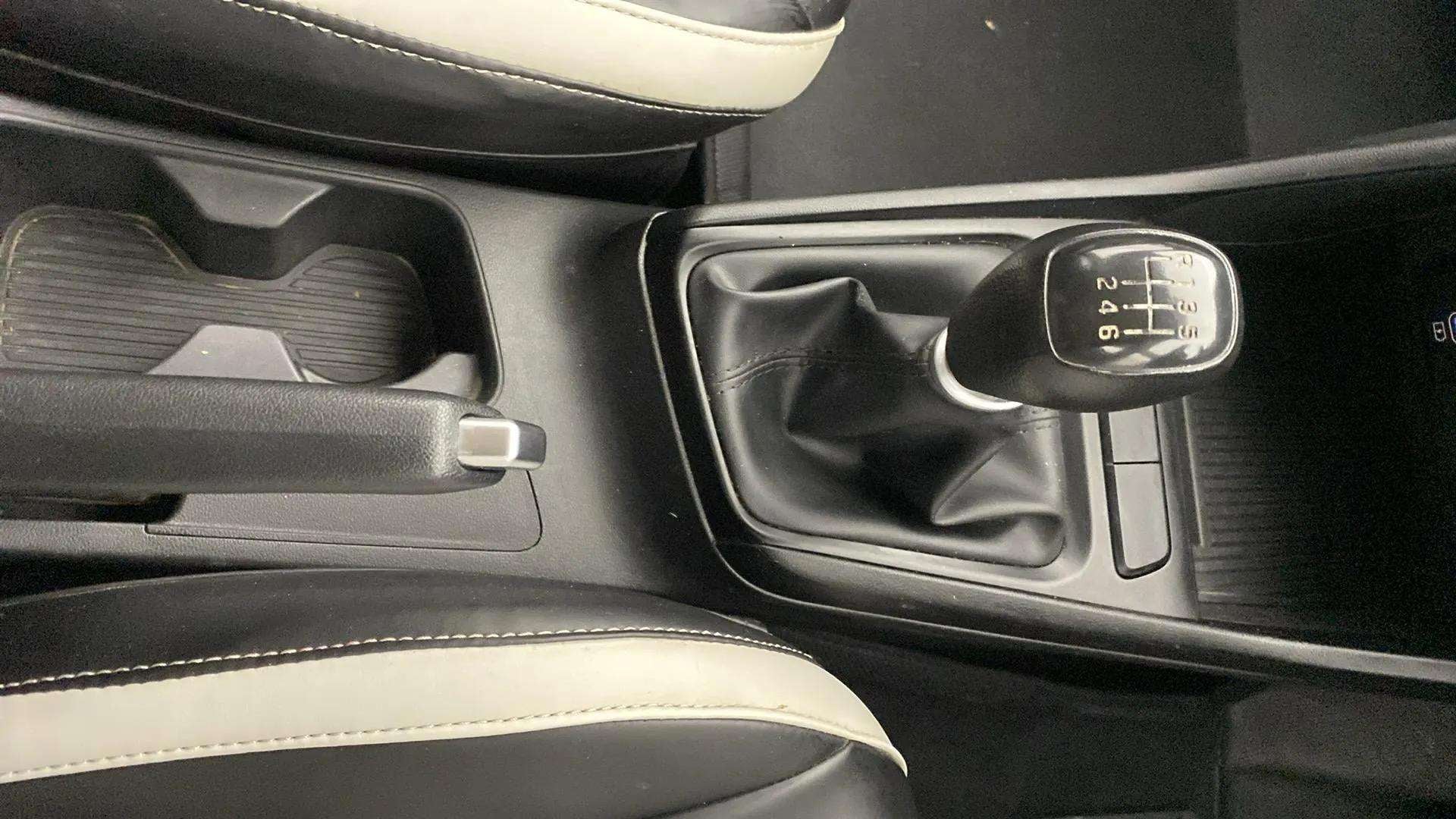 Gear shift and handbrake area of a Hyundai Verna